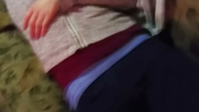 مادر مخفیانه به دانلود سکس با معلم اتاق پسرش و شروع به پریدن کرد